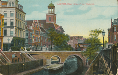 865049 Gezicht over de Oudegracht Weerdzijde te Utrecht met centraal de Viebrug en op de achtergrond de ...